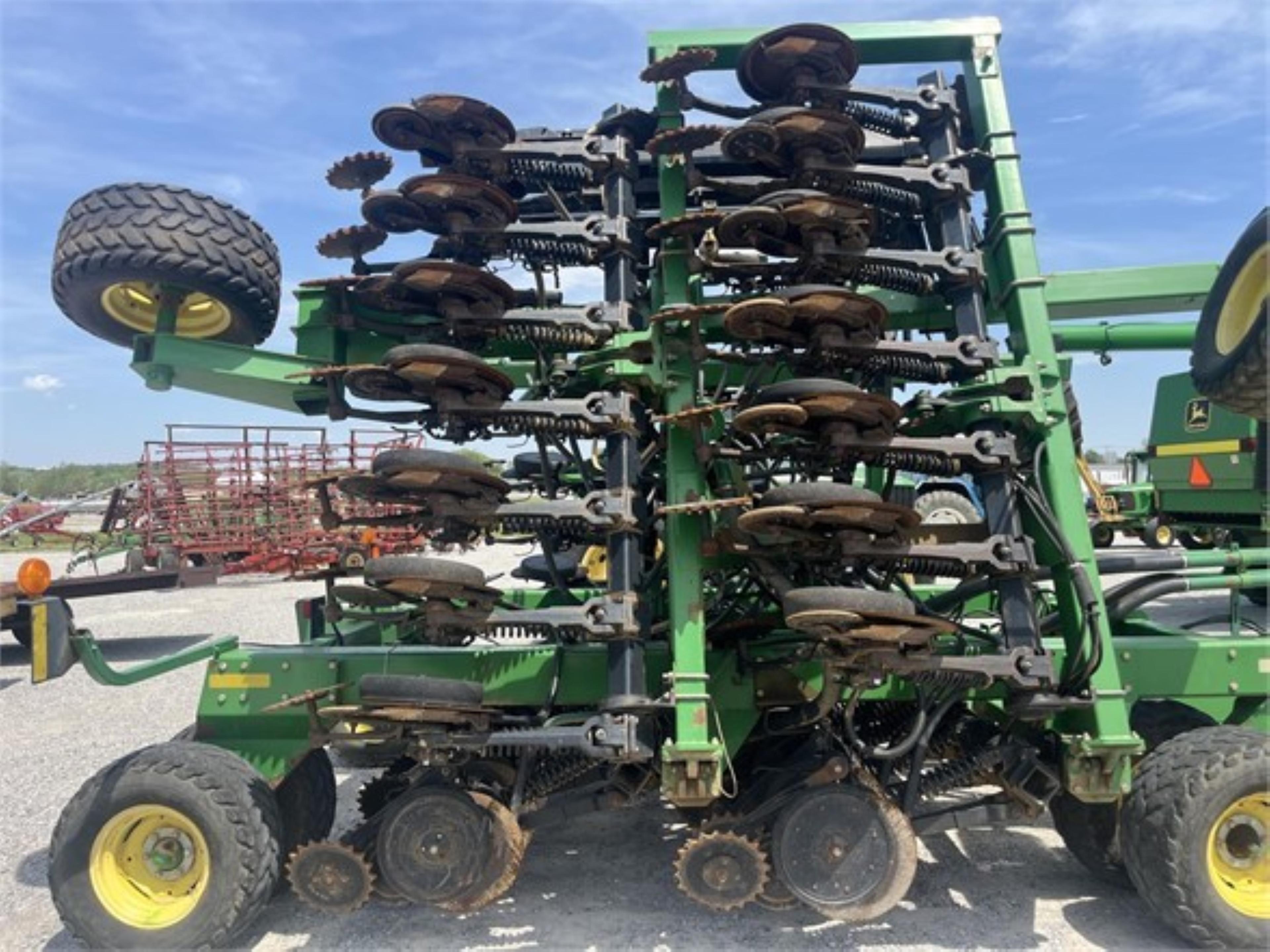 JOHN DEERE 1860 NO TILL DRILL