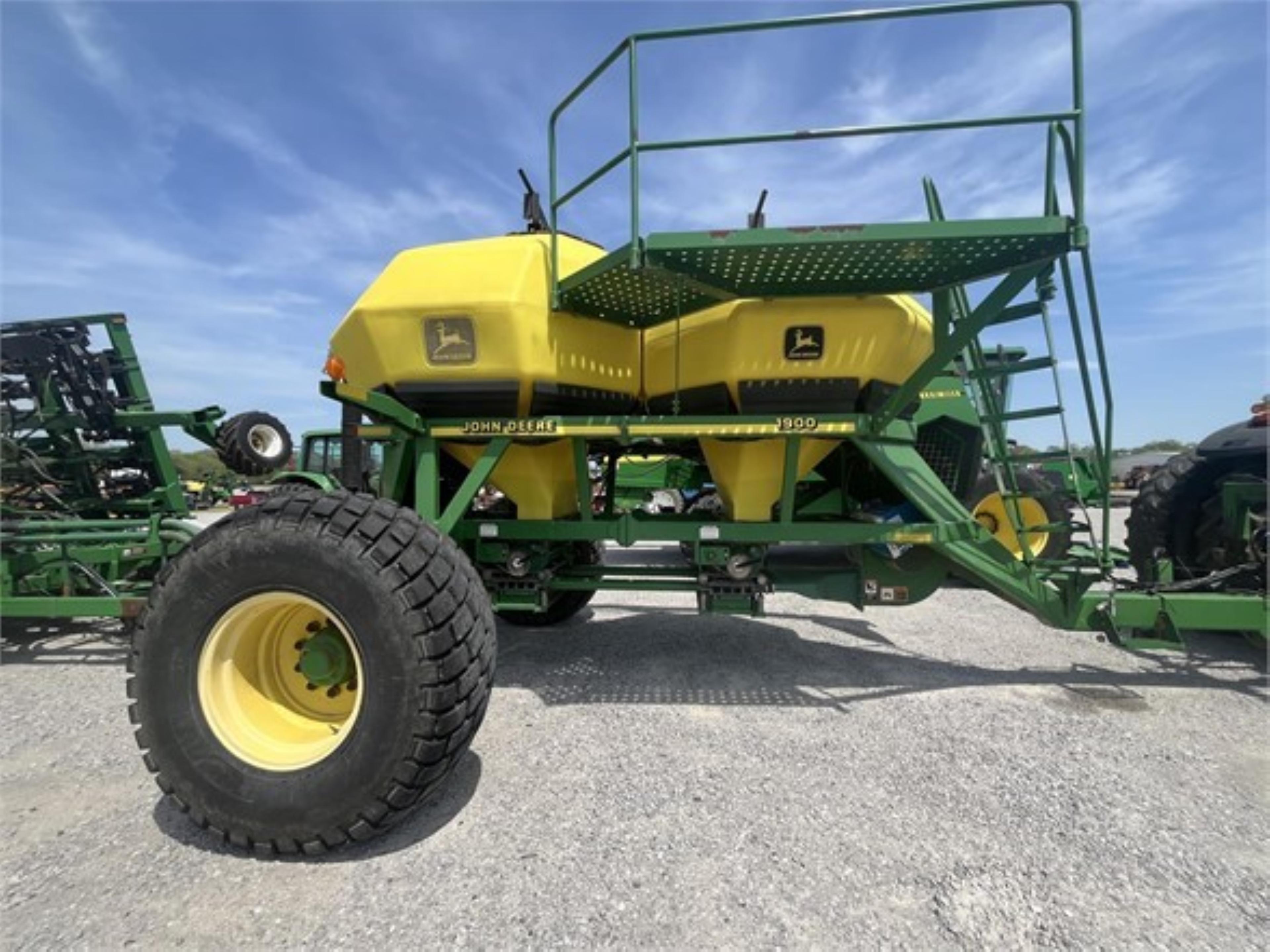 JOHN DEERE 1860 NO TILL DRILL