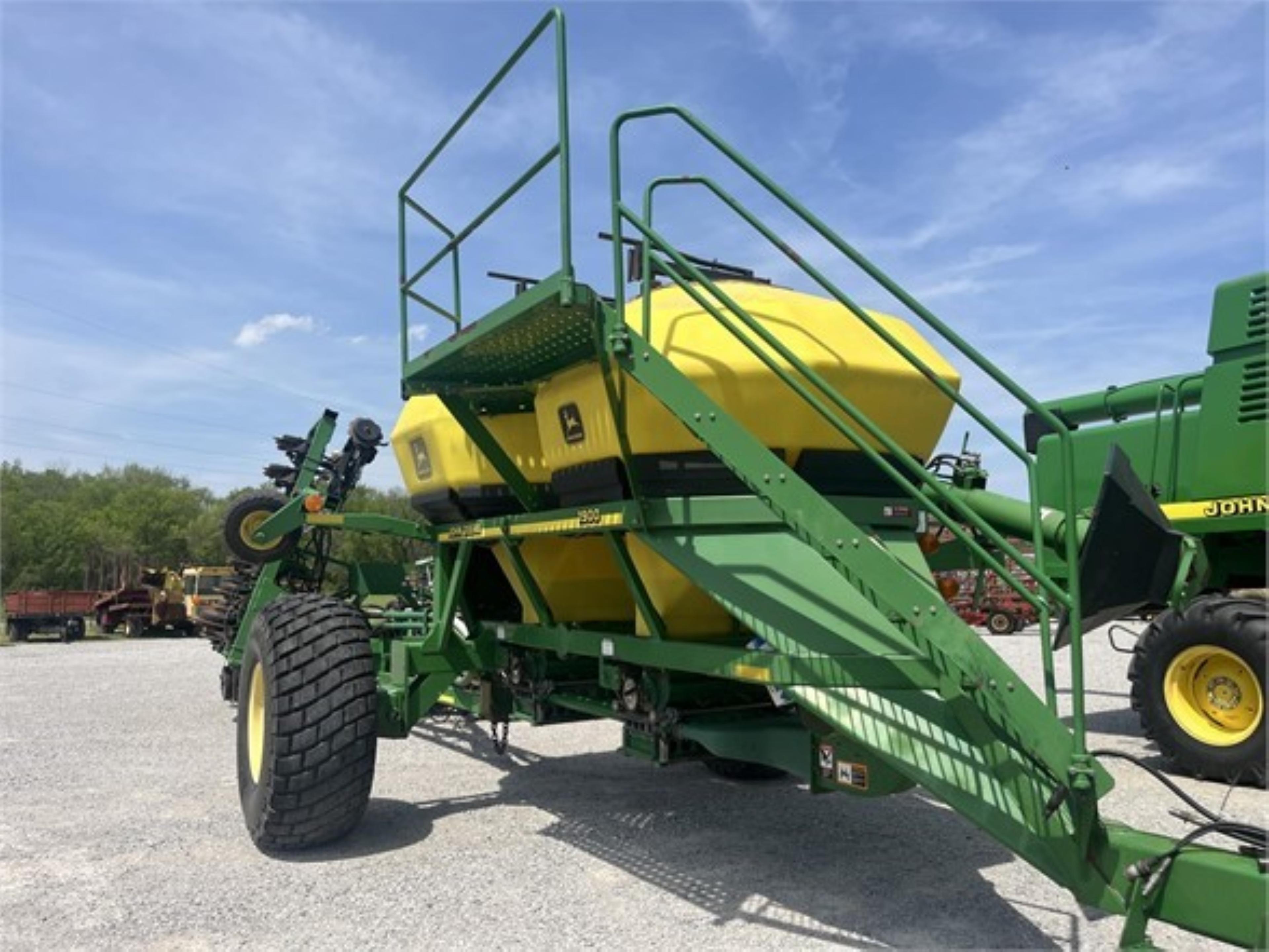 JOHN DEERE 1860 NO TILL DRILL