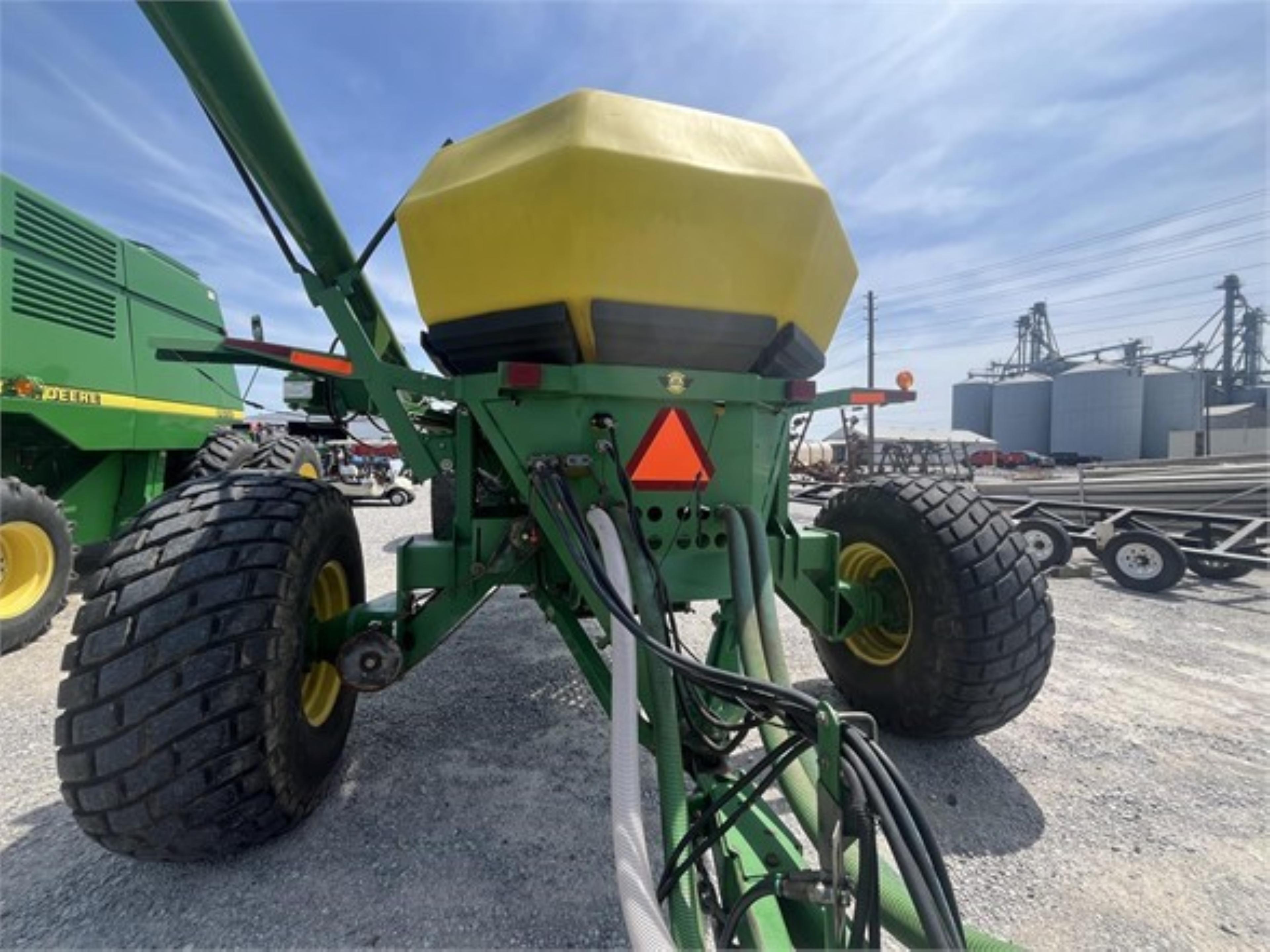 JOHN DEERE 1860 NO TILL DRILL