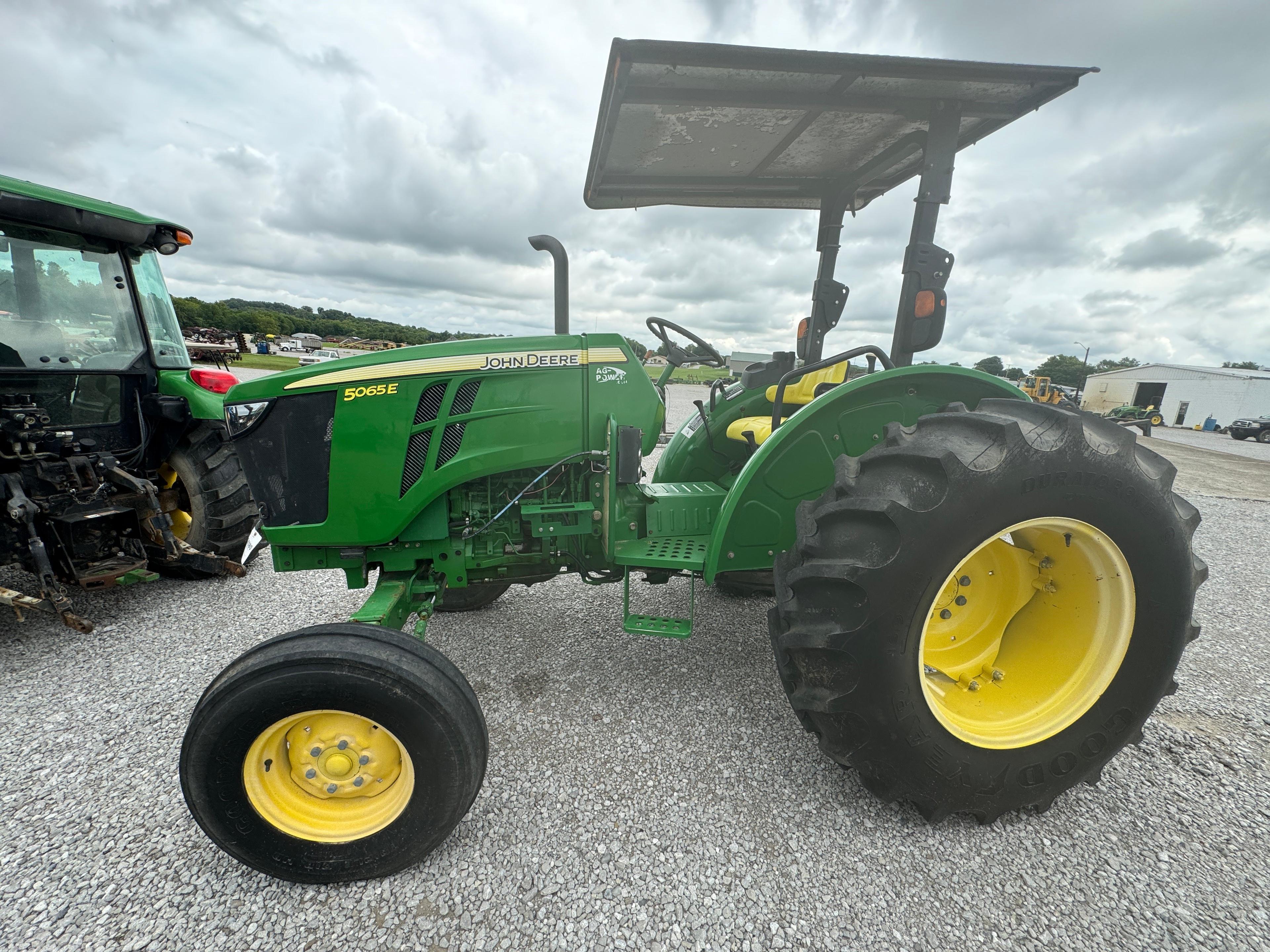 JD 5065E TRACTOR
