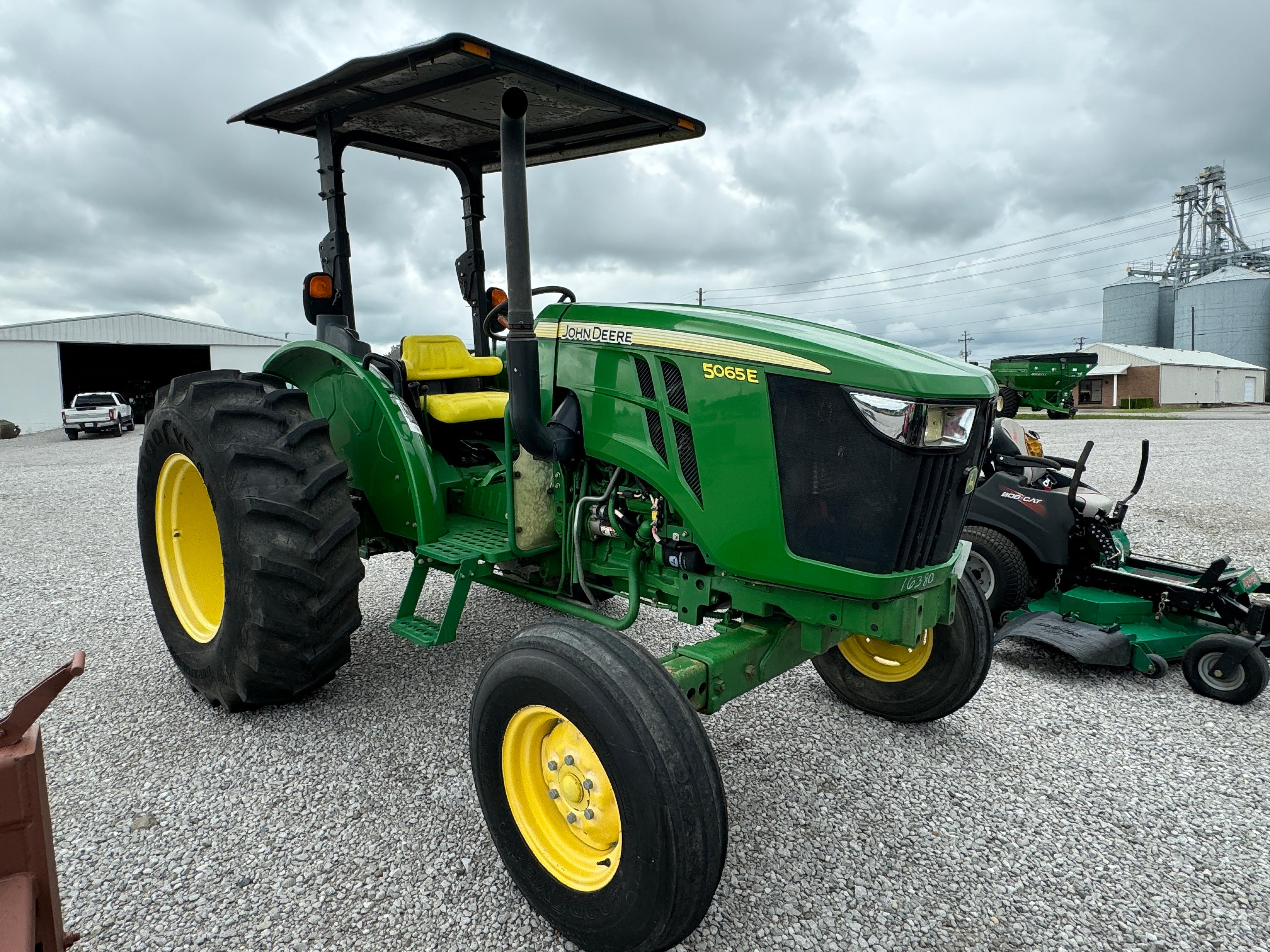 JD 5065E TRACTOR