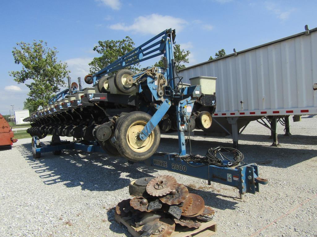 Kinze 2600 Planter, 16/31 N/T, 14" Openers