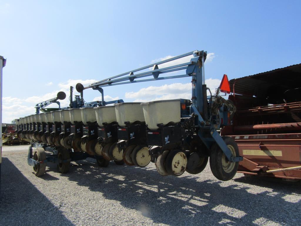 Kinze 2600 Planter, 16/31 N/T, 14" Openers