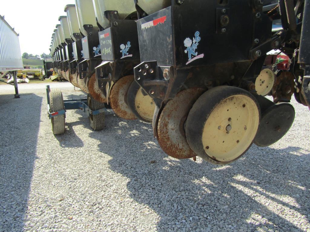 Kinze 2600 Planter, 16/31 N/T, 14" Openers