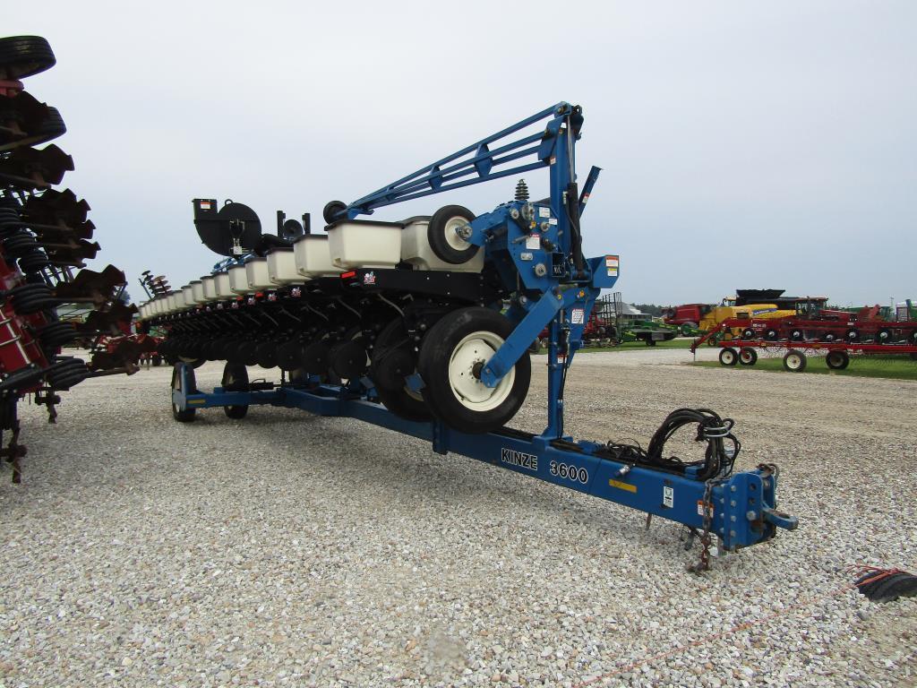 Kinze 3600  Planter '06 16R30 W/ Corn & Bean