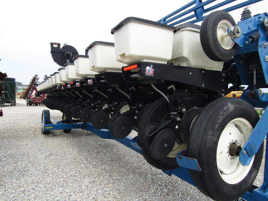 Kinze 3600  Planter '06 16R30 W/ Corn & Bean