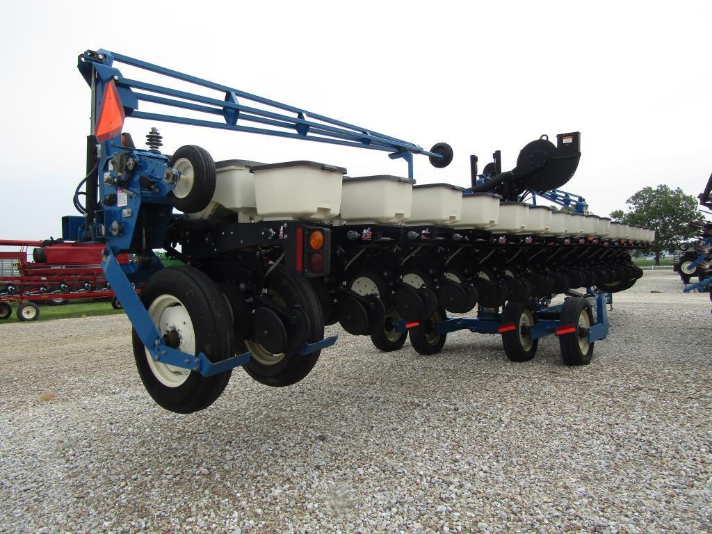 Kinze 3600  Planter '06 16R30 W/ Corn & Bean