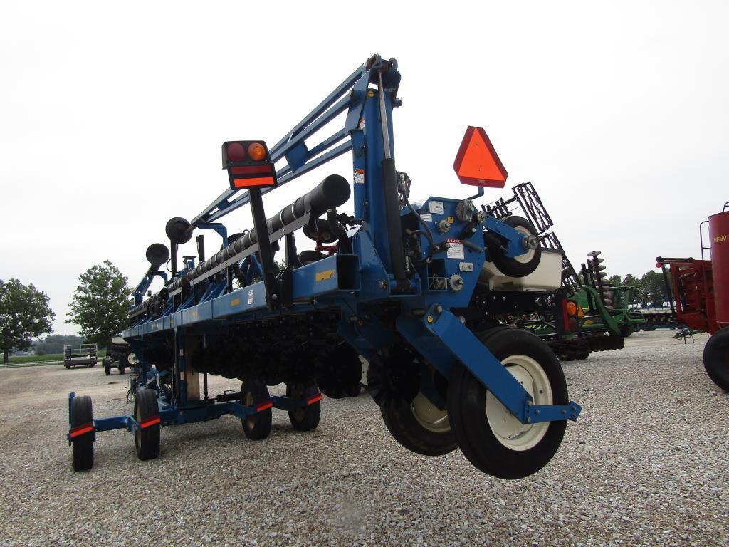 Kinze 3600  Planter '06 16R30 W/ Corn & Bean