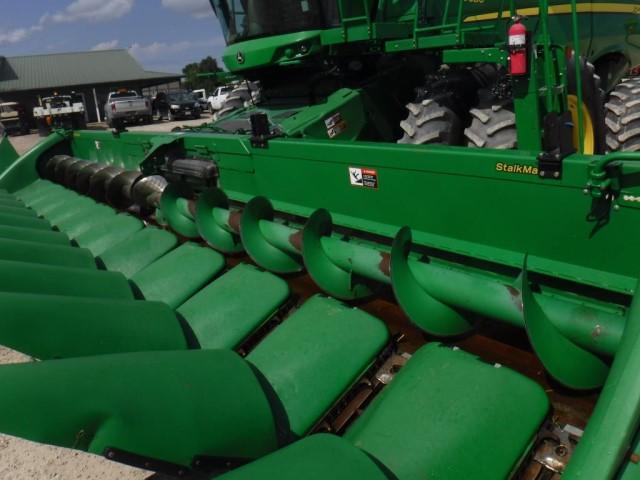JD 612 Stalkmaster Corn Head, 2011 Year