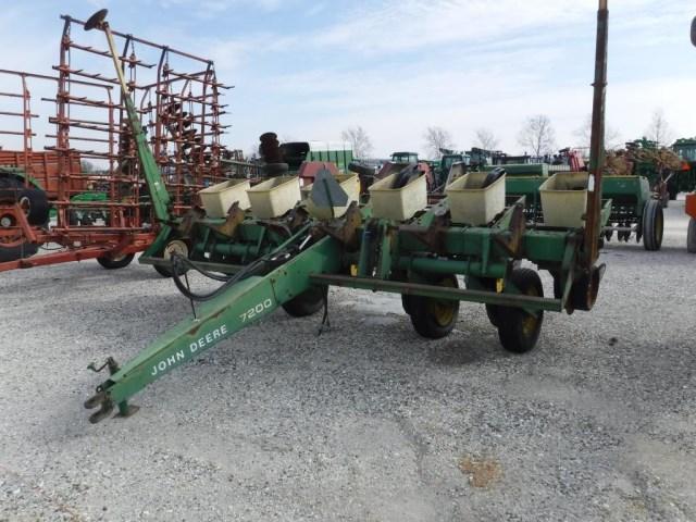 JD 7000 Planter