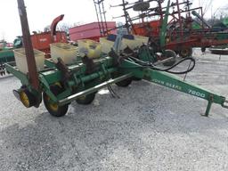 JD 7000 Planter