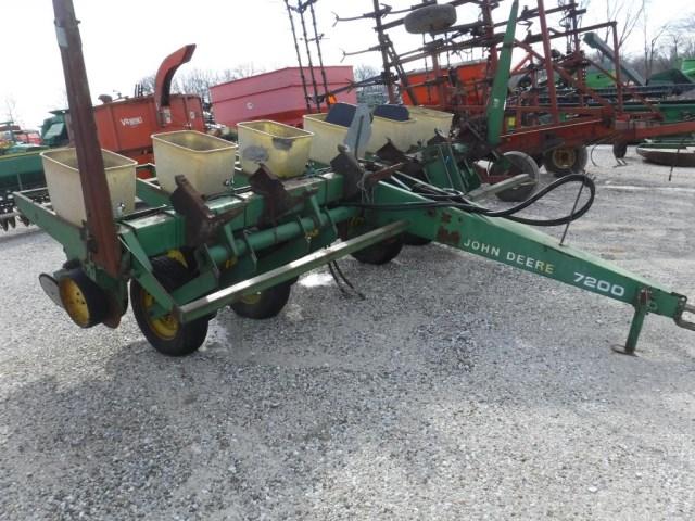 JD 7000 Planter