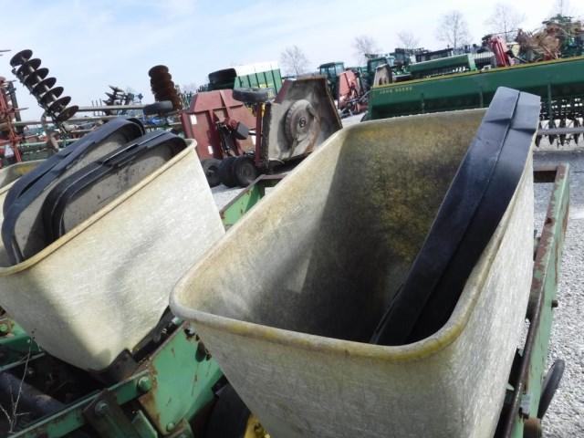 JD 7000 Planter