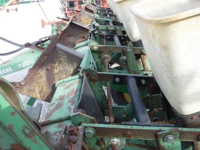 JD 7000 Planter