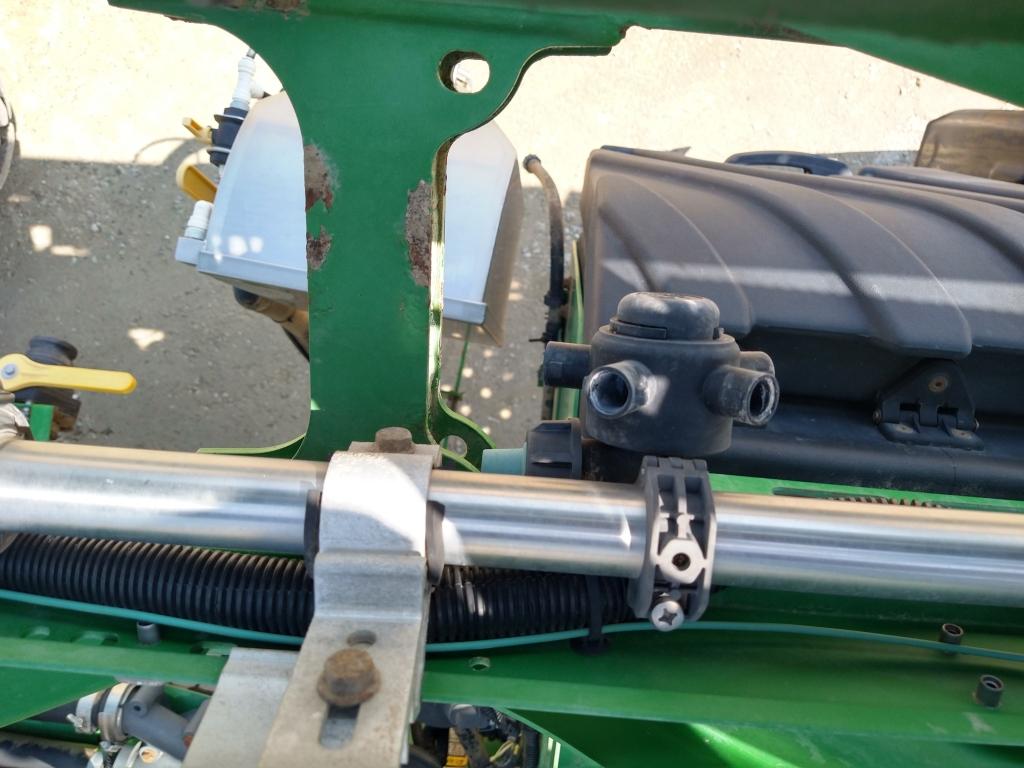 2014 John Deere R4038 Self-Propelled Sprayer