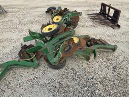 (16) John Deere Fertilizer Openers