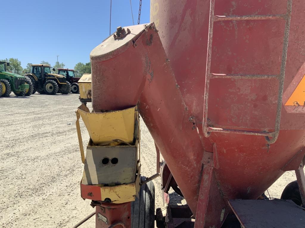 New Holland 352 Grinder Mixer
