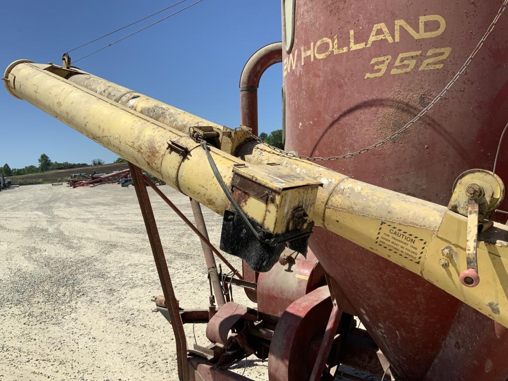 New Holland 352 Grinder Mixer