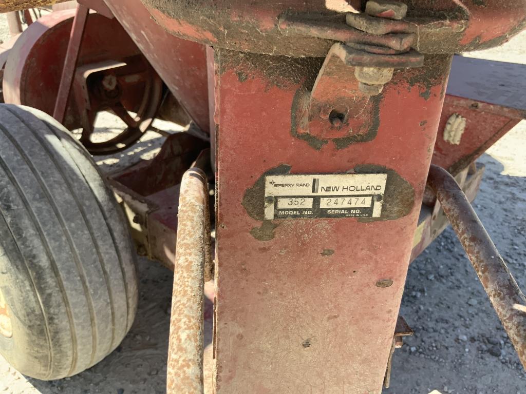 New Holland 352 Grinder Mixer