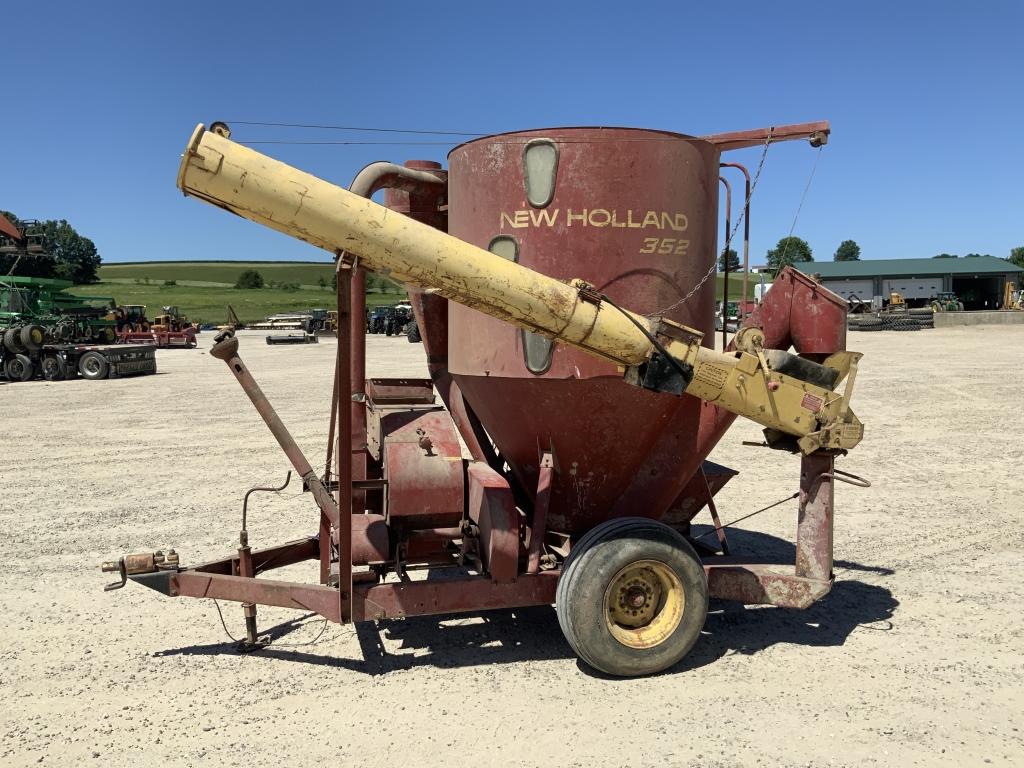 New Holland 352 Grinder Mixer