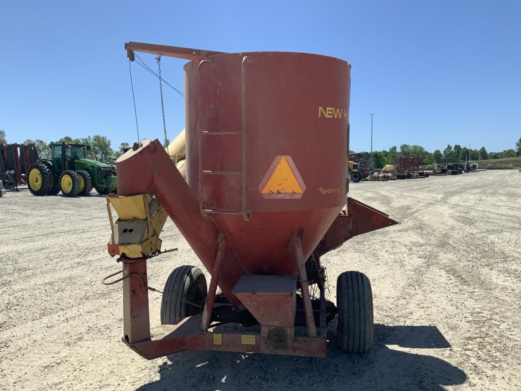 New Holland 352 Grinder Mixer