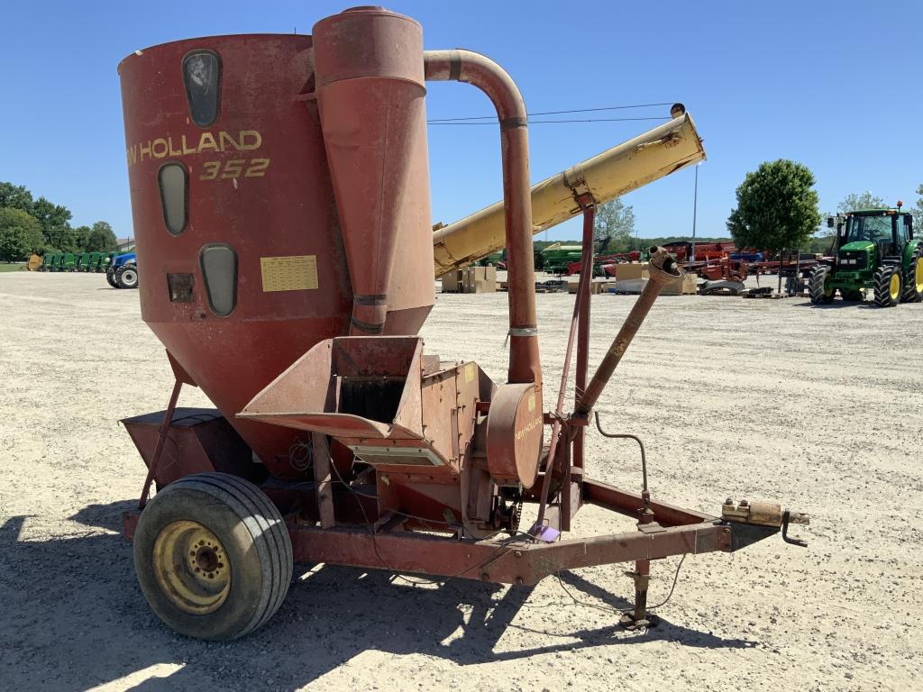 New Holland 352 Grinder Mixer