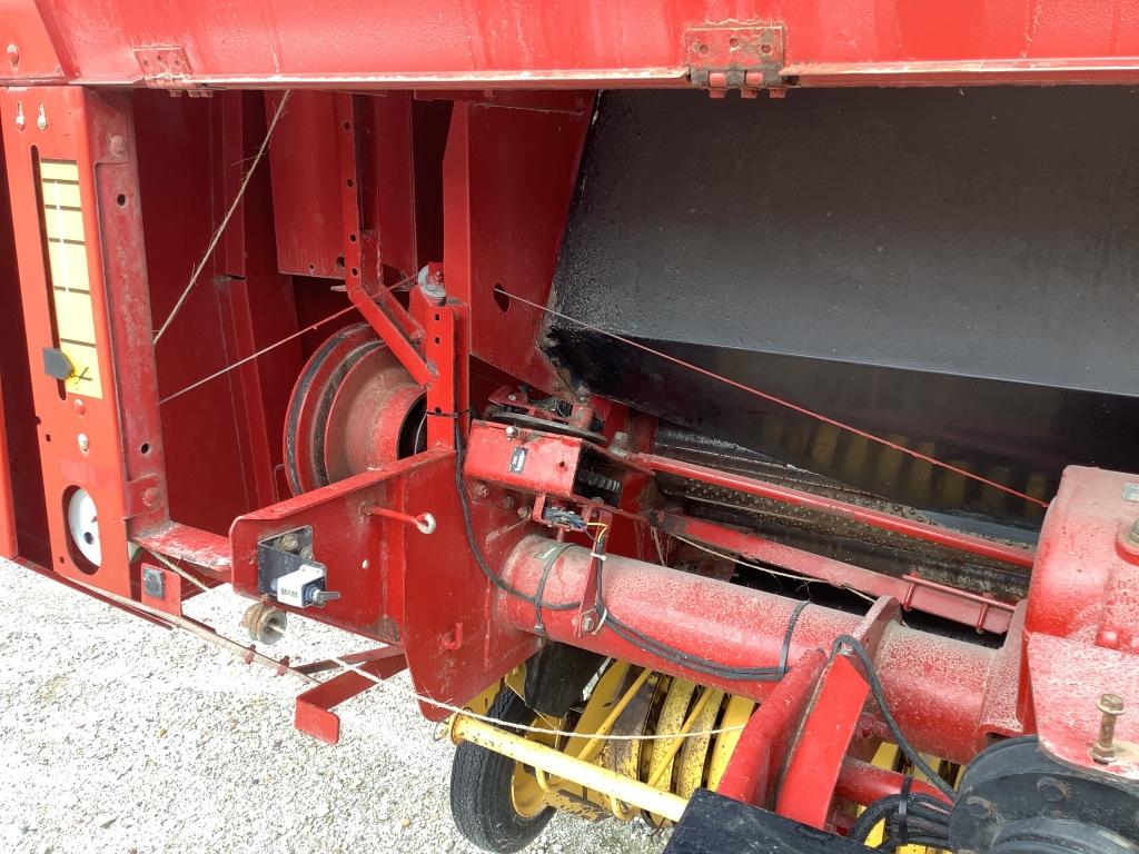2004 New Holland BR770 Round Baler