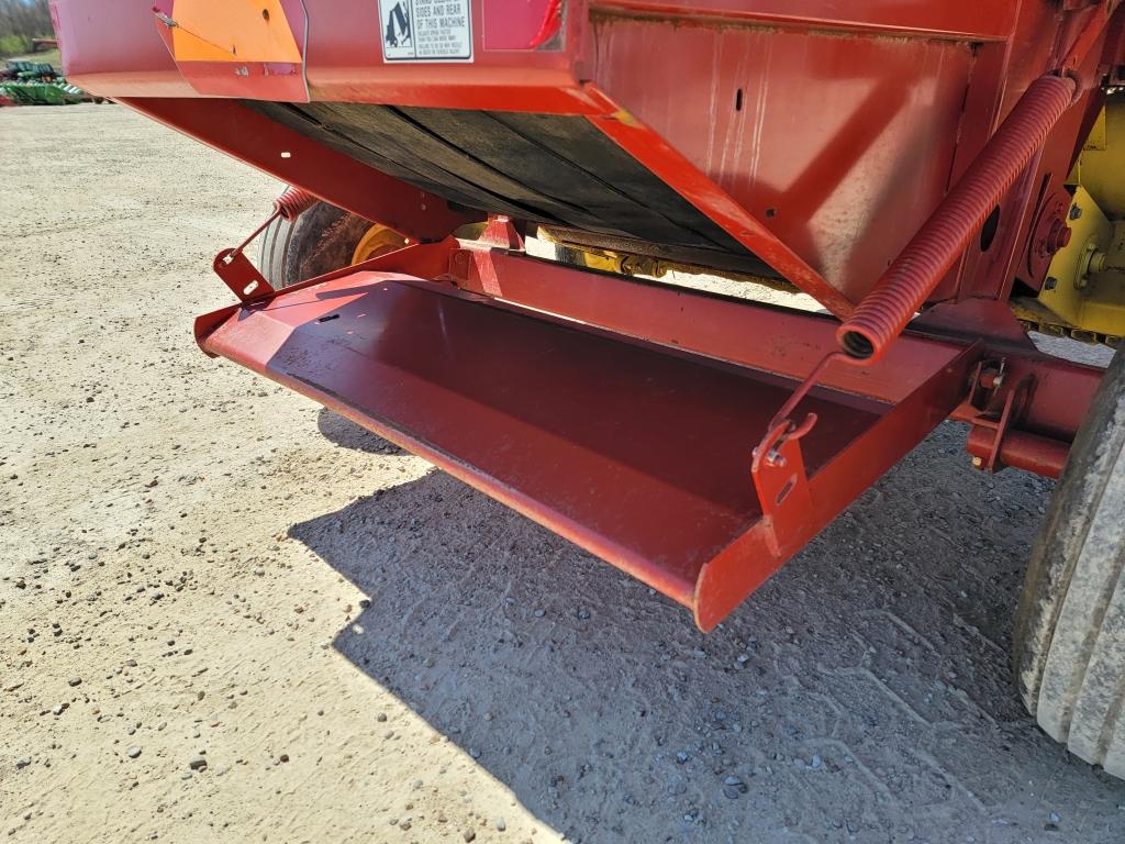 2004 New Holland BR770 Round Baler