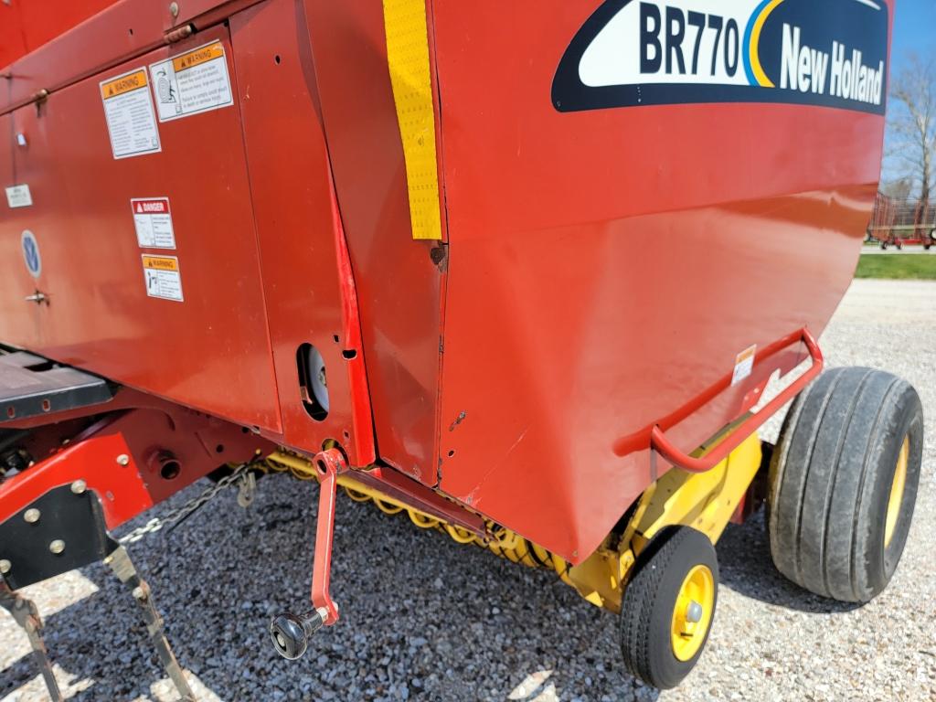 2004 New Holland BR770 Round Baler