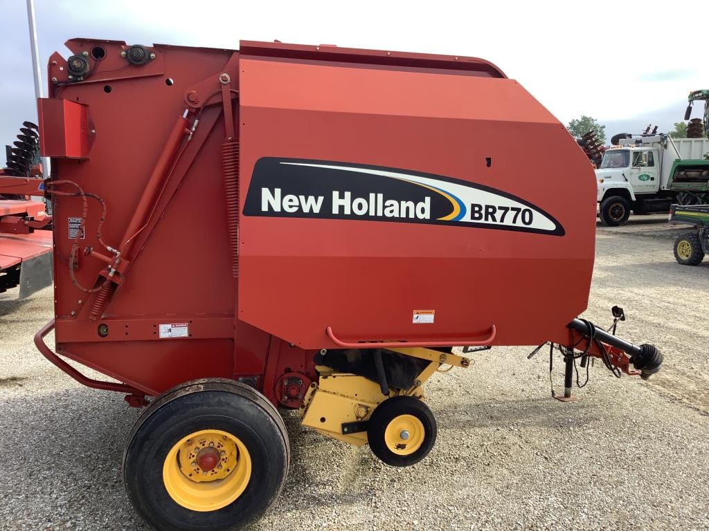 2004 New Holland BR770 Round Baler