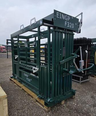 Cattle Chute w/ Head Gates, Side Window Gates &