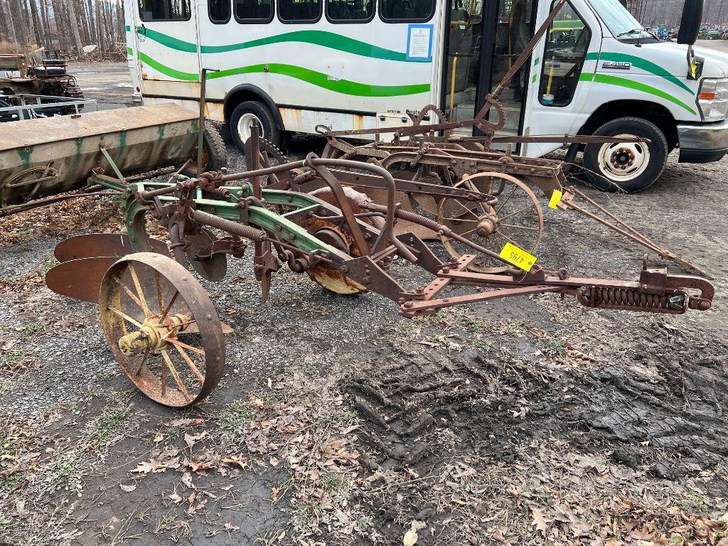 4795 John Deere Bottlecap 2x Plow