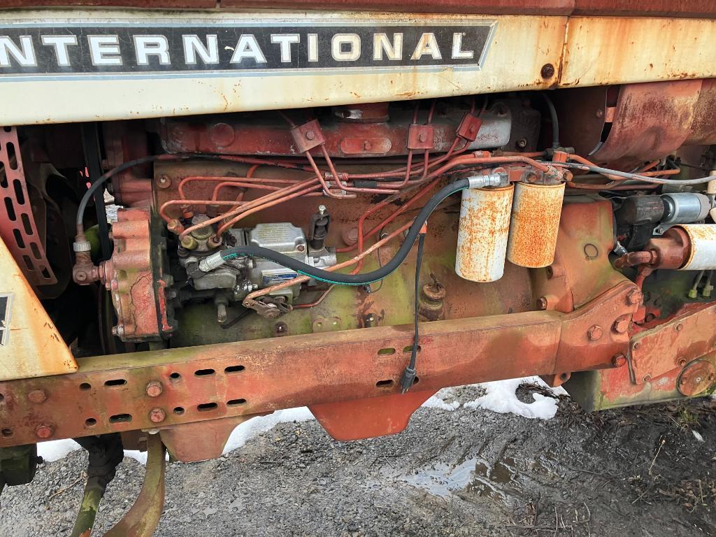 910 International 666 Tractor