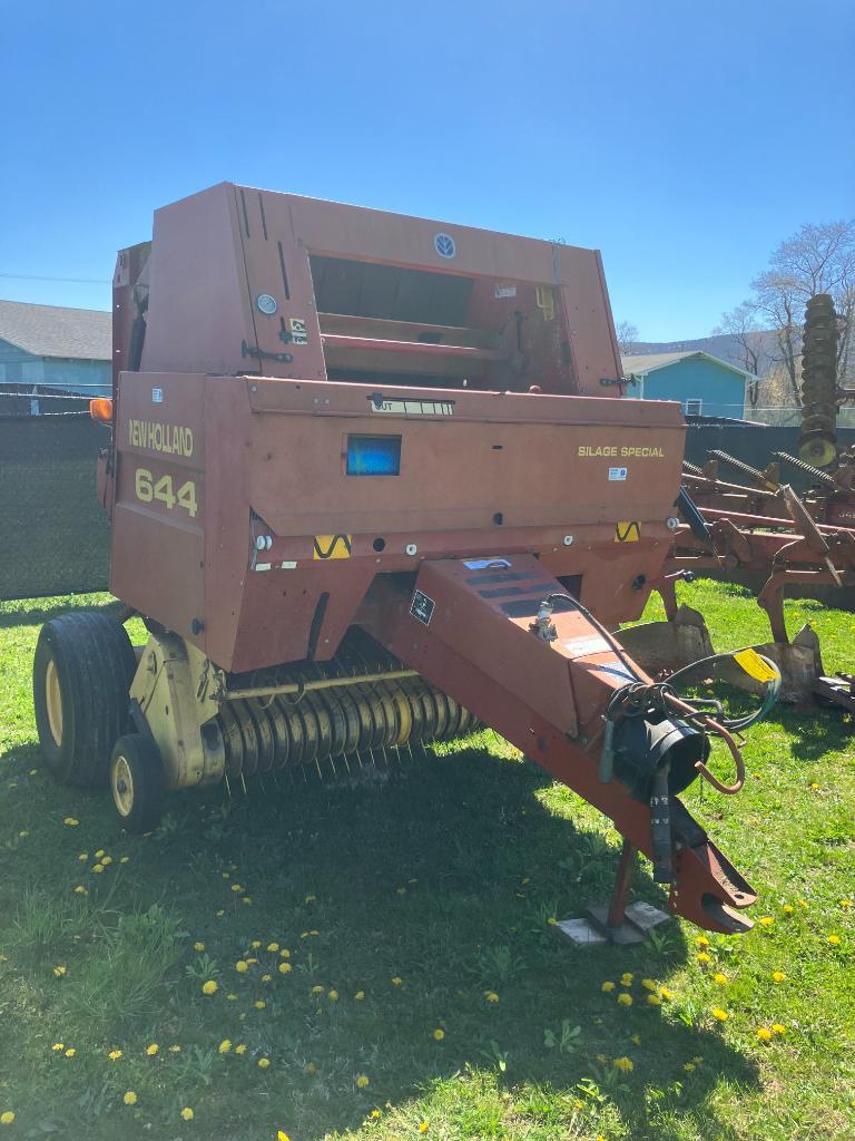 13 New Holland 644 Silage Special Round Baler