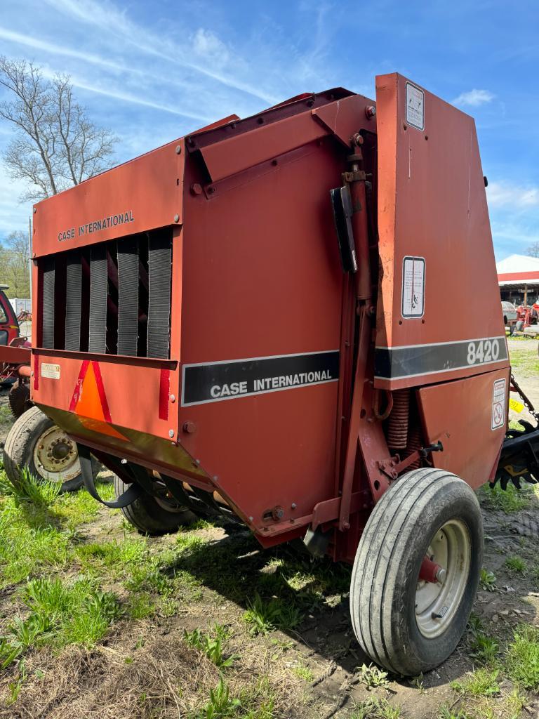 311 CaseIH 8420 Round Baler