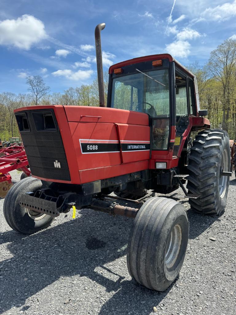 323 International 5088 Tractor