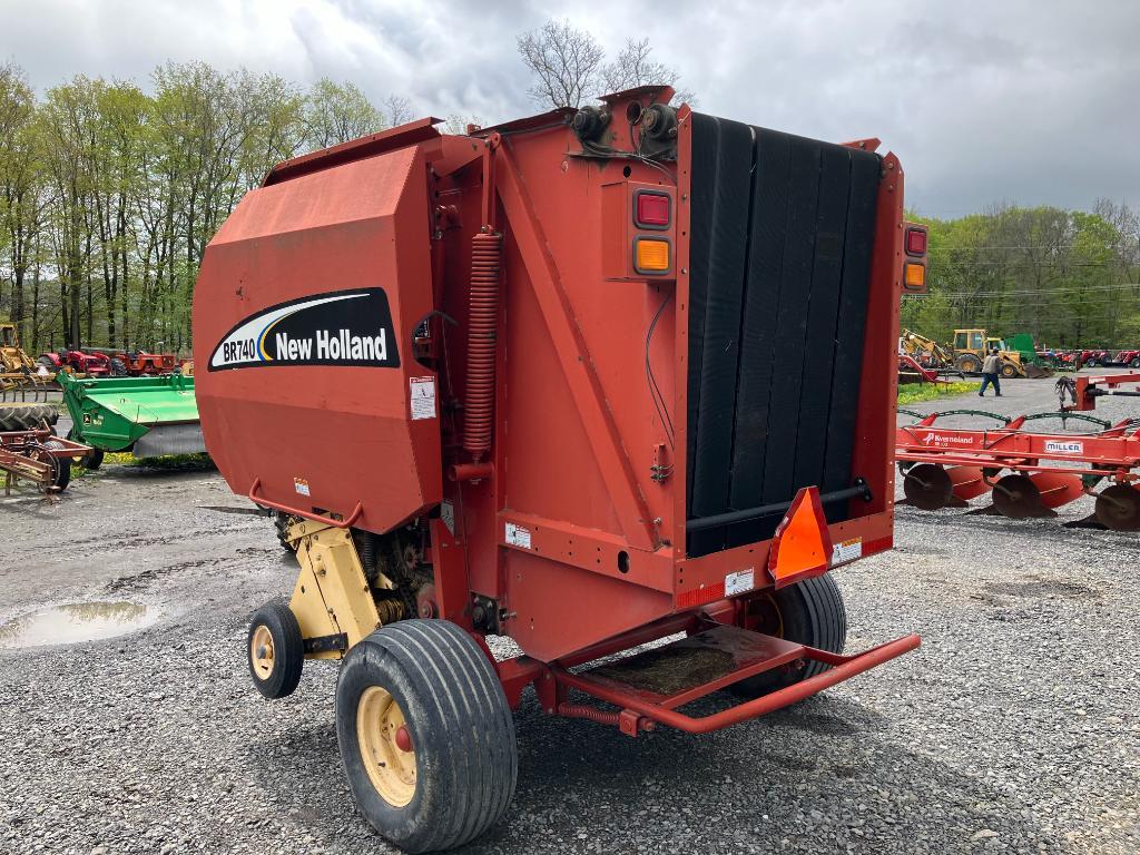 332 New Holland BR740 Round Baler