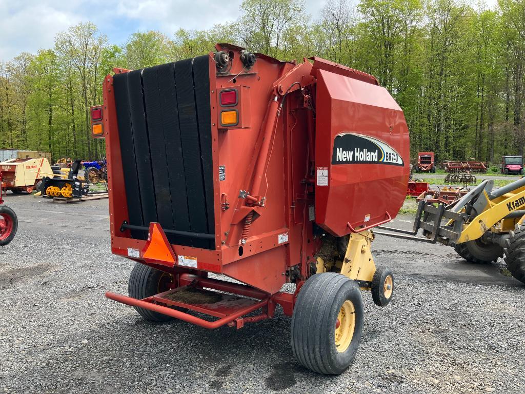 332 New Holland BR740 Round Baler