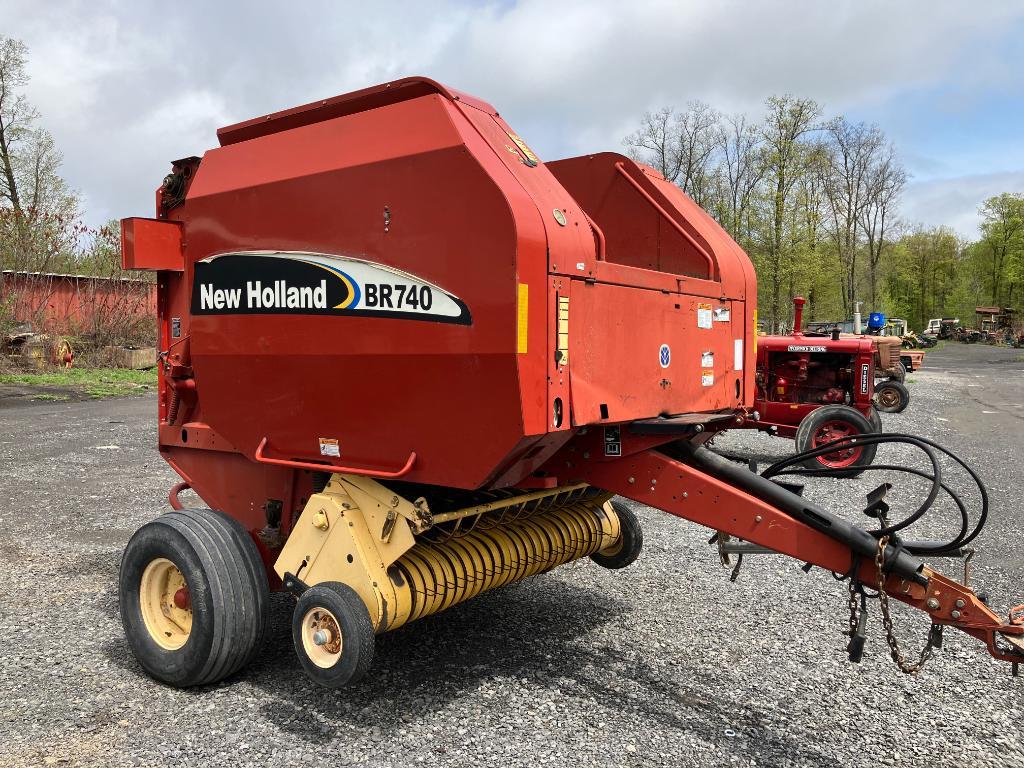 332 New Holland BR740 Round Baler