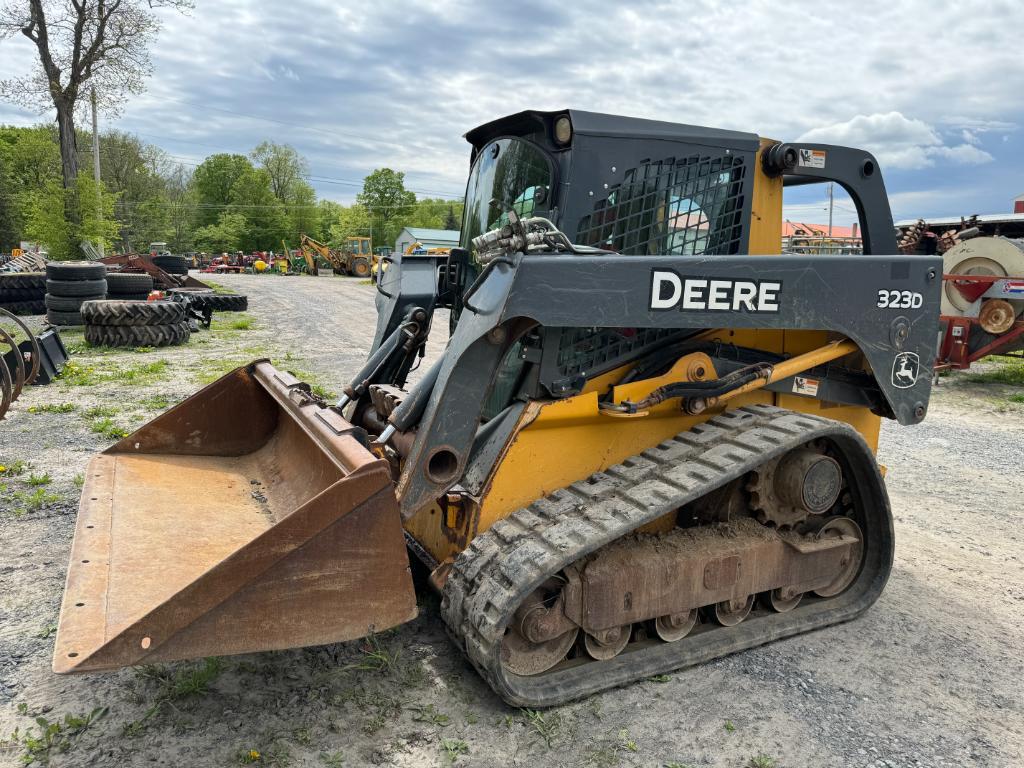 401 John Deere 323D Skid Steer