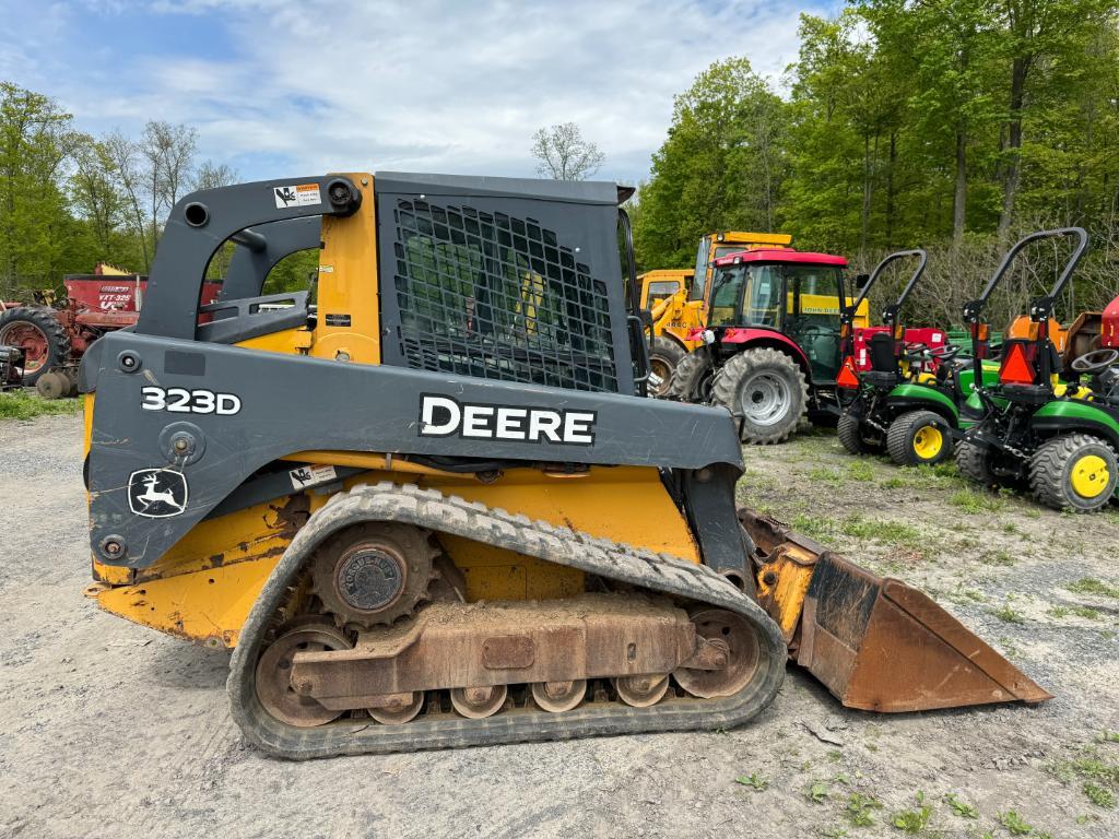 401 John Deere 323D Skid Steer