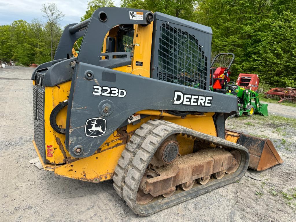 401 John Deere 323D Skid Steer