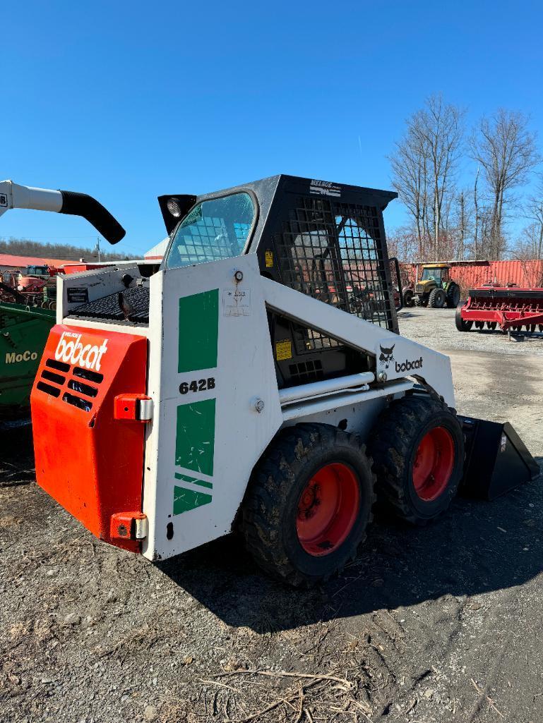 2851 Bobcat 642B Skid Steer