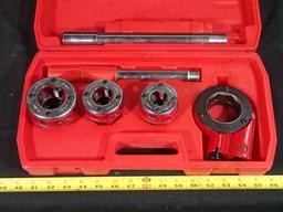 Manual pipe threading set w/ 1/2in - 3/4in - 1in dies