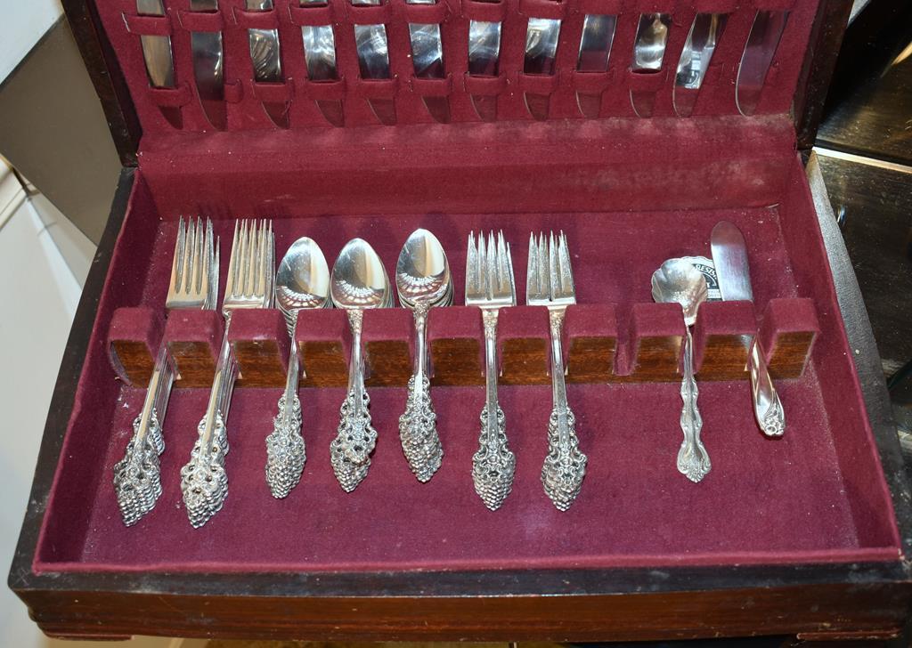 12 Placesettings International Deepsilver Silverplate Flatware Set w/ Storage Case