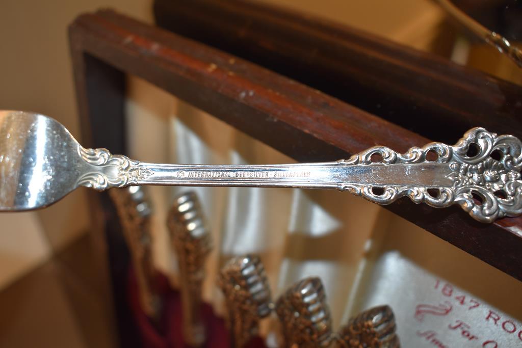 12 Placesettings International Deepsilver Silverplate Flatware Set w/ Storage Case