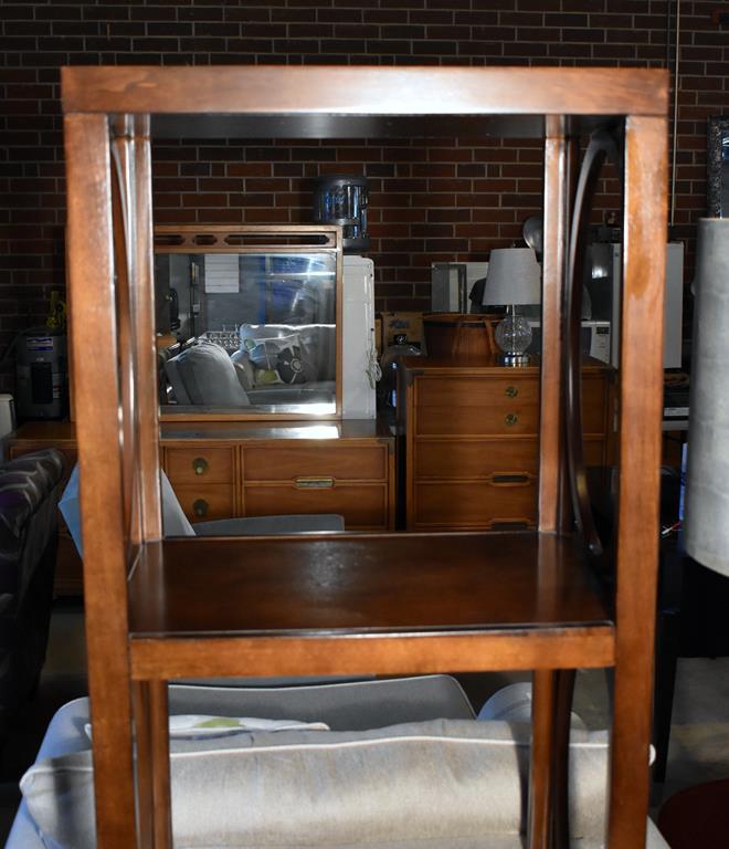 Elegant Contemporary Pier Circue Shelf Stand, Lots 16-18 Match