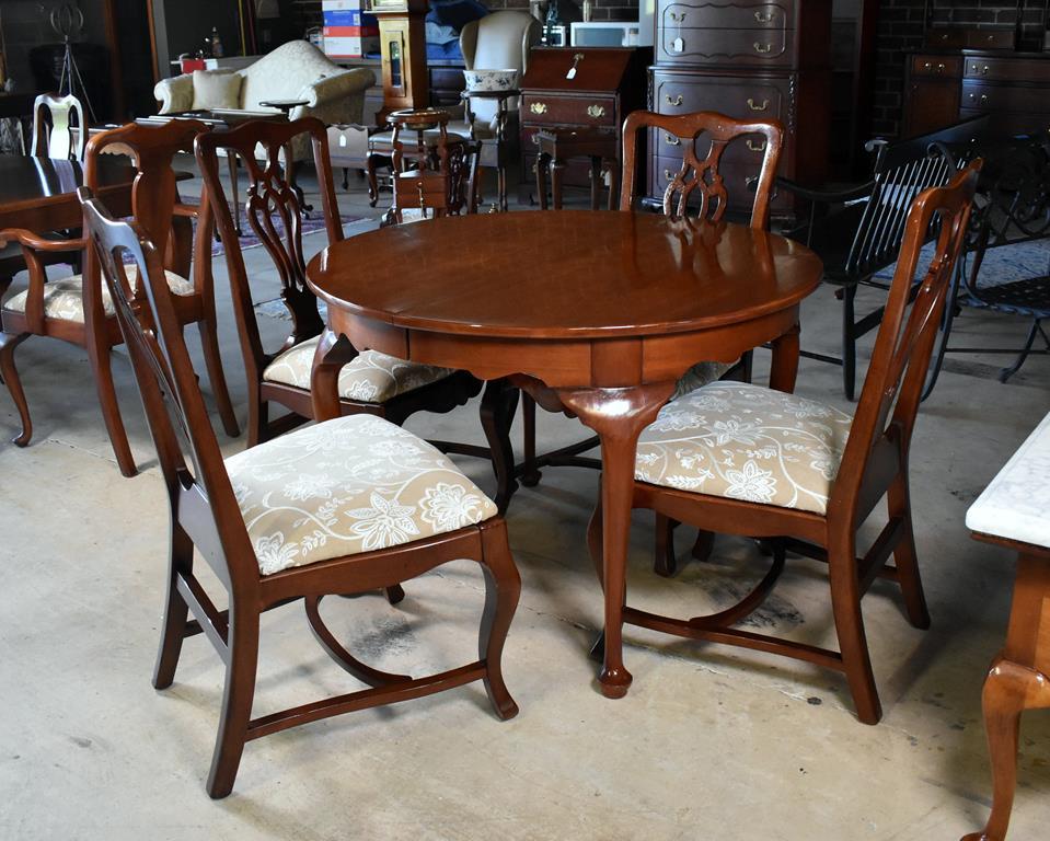 Set of 4 Queen Anne Style Mahogany Side Dining Chairs with Pierced Splats
