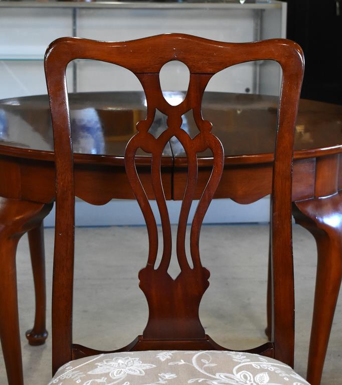 Set of 4 Queen Anne Style Mahogany Side Dining Chairs with Pierced Splats